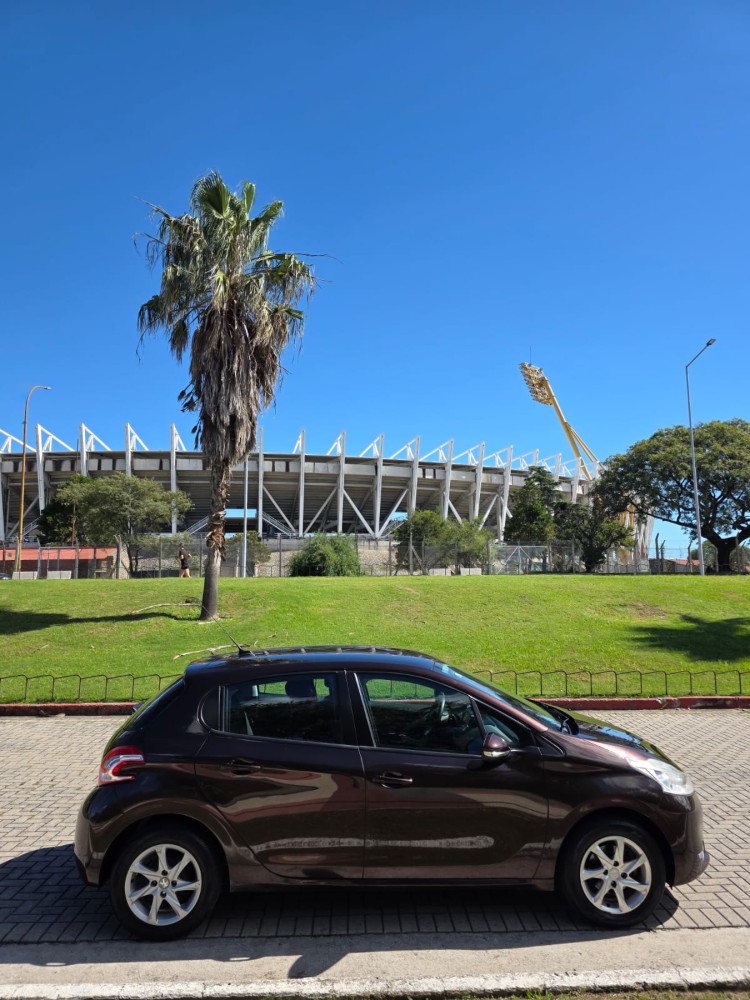 Peugeot 208 Allure touchscreen — foto 12